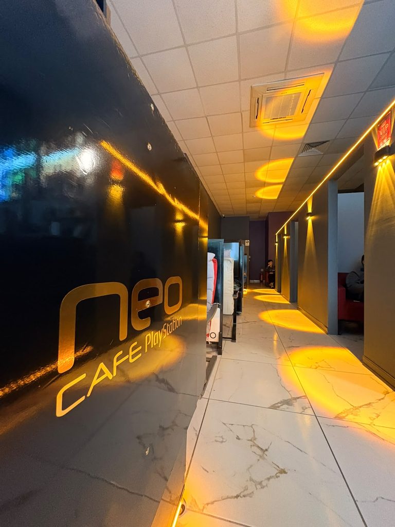 VIP Konsol Locaları ve neo CAFE Altın Logo